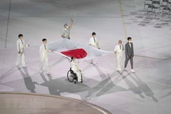 Lễ thượng cờ Nhật Bản tại lễ khai mạc Paralympic Tokyo 2020 ở thủ đô Tokyo. (Ảnh: AFP/TTXVN) 