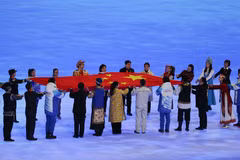 Quốc kỳ Trung Quốc tại lễ khai mạc Olympic mùa Đông Bắc Kinh 2022 tại Sân vận động quốc gia Tổ chim ở thủ đô Bắc Kinh, Trung Quốc, ngày 4/2/2022. (Ảnh: THX/TTXVN) 