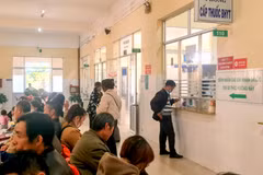 Người dân chờ cấp thuốc tại phòng cấp thuốc BHYT của Bệnh viện Đa khoa Lâm Đồng.(Nguồn: Báo Lâm Đồng)