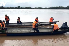 Lực lượng chức năng tìm kiếm người mất tích trên sông.(Nguồn: VOV)