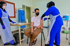 Tiêm vaccine phòng COVID-19 cho nhân viên y tế tại bệnh viện ở Sungai Buloh, gần Kuala Lumpur, Malaysia, ngày 3/3/2021. (Ảnh: THX/TTXVN) 