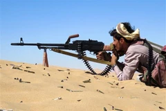 Một thành viên lực lượng ủng hộ chính phủ Yemen trong cuộc xung đột với phiến quân Houthi tại al-Jawba, phía Nam Marib. (Ảnh: AFP/TTXVN)