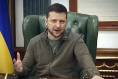 Tổng thống Ukraine Volodymyr Zelensky phát biểu tại một cuộc họp ở Kiev. (Ảnh: AFP/TTXVN) 