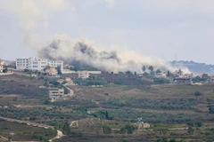 Khói bốc lên sau một vụ không kích ở Palestine. (Nguồn: AFP/TTXVN)