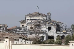 Một ngôi nhà bị phá hủy sau vụ tấn công bằng tên lửa tại thành phố Erbil, thủ phủ khu tự trị của người Kurd ở miền Bắc Iraq (Ảnh: AFP/TTXVN)