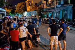 Người dân hiếu kỳ đến xem lực lượng chức năng khám nghiệm hiện trường vụ cháy. (Ảnh: ĐD.)