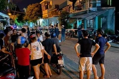 Người dân hiếu kỳ đến xem lực lượng chức năng khám nghiệm hiện trường vụ cháy. (Ảnh: ĐD.)