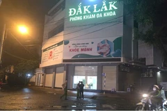 Lực lượng chức năng và công an có mặt ở phòng khám. (Nguồn: Báo Pháp Luật)