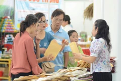 Hội chợ thu hút đông đảo người dân đến mua hàng. (Ảnh: Văn Dũng/TTXVN)