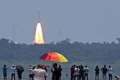 Tên lửa PSLV XL mang theo tàu thăm dò Mặt Trời Aditya-L1 được phóng từ Trung tâm vũ trụ Satish Dhawan ở Sriharikota, Ấn Độ ngày 2/9/2023. (Ảnh: AFP/TTXVN) 