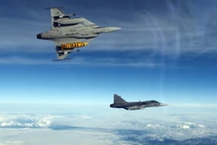 Hai máy bay chiến đấu Gripen của Séc bay qua bờ biển Iceland trong khi thực hiện nhiệm vụ. (Nguồn: NATO)