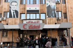 Người dân chờ bên ngoài bệnh viện nơi người thân được điều trị sau cuộc tấn công của phiến quân ở thành phố Aleppo, Syria ngày 29/11/2024. (Ảnh: THX/TTXVN)