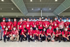 Đoàn thể thao Việt Nam chụp ảnh lưu niệm trước khi lên đường về nước. (Ảnh: TTXVN phát)