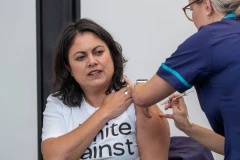 Thứ trưởng Y tế Ayesha Verrall tiêm phòng COVID-19. (Ảnh: AP/TTXVN)