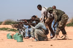 Binh sĩ thuộc phái bộ Liên minh châu Phi tại Somalia huấn luyện cho binh sỹ Somalia tại Ceeljaale, miền nam Somalia. (Ảnh: AFP/TTXVN) 