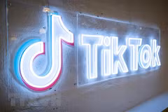 Biểu tượng mạng xã hội TikTok tại London, Anh. (Ảnh: AFP/TTXVN) 