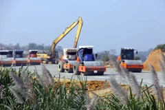 Hàng trăm phương tiện hoạt động hết công suất để thi công hạng mục móng mặt đường tại gói thầu số 10 (Tam Điệp, Ninh Bình). (Ảnh: Huy Hùng/TTXVN) 