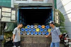 Thành phố Hồ Chí Minh: Phát hiện kho hàng chứa hàng tấn bình khí cười