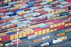 Hàng hoá tại cảng container ở Hamburg (Đức). (Ảnh: REUTERS/TTXVN) 