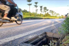 Tình trạng hố ga bị mất nắp trên tuyến đường trục Trung tâm khu đô thị mới Mê Linh đã diễn ra nhiều năm nay nhưng vẫn chưa được khắc phục. (Ảnh tư liệu: Hoàng Hùng/TTXVN)