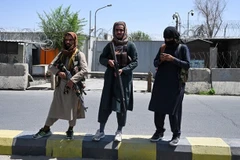 Các tay súng Taliban canh gác một con đường ở thủ đô Kabul, Afghanistan. (Ảnh: AFP)