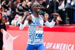 VĐV người Kenya lập kỷ lục thế giới mới trên đường chạy marathon
