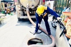 Công nhân Thủ đô vất vả duy trì hệ thống thoát nước giữa ngày nắng gắt