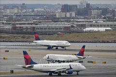 Máy bay của Hãng Delta tại sân bay LaGuardia ở New York (Mỹ). (Ảnh: AFP/TTXVN) 