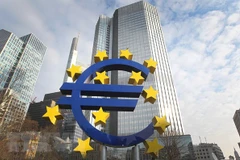 Biểu tượng đồng euro tại Frankfurt, Đức. (Ảnh: AFP/TTXVN) 