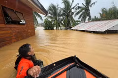 Lực lượng cứu hộ sơ tán người dân. (Nguồn: AFP) 
