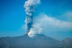 Núi lửa Etna ở Sicily, Italy phun tro bụi, ngày 4/3/2021. (Ảnh: AFP/TTXVN) 