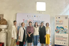 Bà Elisabetta Bozzarelli, Phó Thị trưởng Trento cùng đại diện Đại sứ quán Việt Nam tại Italy, đại diện của GTV. (Ảnh: Dương Hoa/TTXVN)