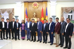 Các đại biểu tham dự cuộc gặp. (Ảnh: Hoàng Minh/TTXVN)