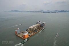 Xác phà Sewol được đưa tới cảng Mokpo, Hàn Quốc ngày 31/3/2017. (Ảnh: AFP/TTXVN) 