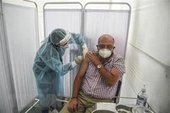 Tiêm thử nghiệm vắcxin ngừa COVID-19 của hãng dược phẩm Sinopharm (Trung Quốc) cho tình nguyện viên tại Lima, Peru . (Ảnh: AFP/TTXVN) 