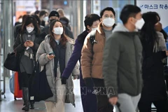 Người dân đeo khẩu trang phòng dịch COVID-19 tại Seoul, Hàn Quốc. (Ảnh tư liệu: AFP/TTXVN)