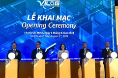 Các đại biểu thực hiện nghi thức khai mạc triển lãm. (Ảnh: Mỹ Phương/TTXVN)