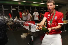 Müller luôn là trung tâm của các buổi ăn mừng. Trong ảnh là lúc anh khui sâm panh sau khi đánh bại Borussia Dortmund trên chấm phạt đền trong trận chung kết vào ngày 21 tháng 5 năm 2016 để giành Cúp DFB lần thứ 18 cho Bayern. (Nguồn: FCB)