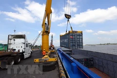 Bốc xếp hàng hóa tại cảng Tân Cảng-Thốt Nốt. (Ảnh: TTXVN) 