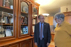 Bà Catherine Dien xúc động kể lại nhiều câu chuyện về người mẹ Raymonde Dien của mình. (Ảnh: Nguyễn Thu Hà/TTXVN)