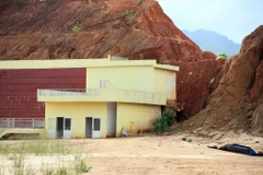 Công trình nhà vệ sinh bị đất bùn vùi lấp, không thể sử dụng. (Ảnh: ALĂNG NGƯỚC/BQN)