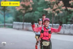 Theo hãng tin Trung Quốc Sina, bà Vương Quế Lan kiên trì chạy hơn 20 km đường núi mỗi ngày, vừa chạy vừa ngắm phong cảnh tại vùng quê Liêu Ninh xinh đẹp của mình.(Nguồn:Odditycentral)