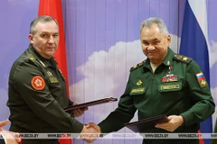 Bộ trưởng Quốc phòng hai nước.(Nguồn: Sputnik)