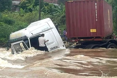 Thời điểm xe đầu kéo bị lũ cuốn, lái xe hoảng sợ tìm cách thoát ra. (Ảnh: Vietnamnet) 