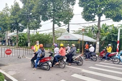 Lực lượng chức năng tỉnh Bạc Liêu kiểm tra nghiêm việc di chuyển cửa người dân trên địa bàn. (Ảnh: Chanh Đa/TTXVN)