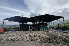 Nhà máy xử lý chất thải rắn Xuân Trường đang hoạt động với 3 dây chuyền tách lọc, 3 lò đốt, công suất xử lý bình quân 350 tấn rác/ngày đêm cho thành phố Đà Lạt và huyện Lạc Dương. (Ảnh: Nguyễn Dũng/TTXVN)