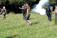 Sinh viên Remi Fraisse, 21 tuổi, một tình nguyện viên bảo vệ thực vật tham gia cuộc biểu tình phản đối việc xây đập Sivens, đã tử vong do bị trúng lựu đạn gây choáng mà cảnh sát thường sử dụng.(Nguồn: LCI)