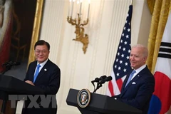 Tổng thống Mỹ Joe Biden (phải) và Tổng thống Hàn Quốc Moon Jae-in tham dự cuộc họp báo chung sau cuộc gặp ở Washington, DC, Mỹ, ngày 21/5/2021. (Ảnh: AFP/TTXVN) 