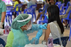 Nhân viên y tế tiêm vaccine phòng COVID-19 cho người dân tại Bangkok, Thái Lan. (Ảnh: THX/TTXVN)