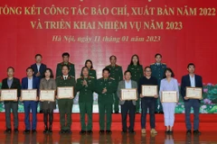 Lãnh đạo Tổng cục Chính trị QĐND Việt Nam trao Bằng khen của Bộ trưởng Bộ Quốc phòng cho các tập thể, cá nhân có thành tích xuất sắc năm 2022. (Ảnh: Trọng Đức/TTXVN)